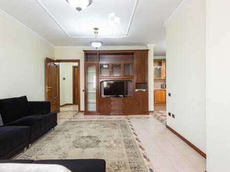 Tirane, appartamento 3+1 in vendita al 3° piano, 146 m² 295.000 € (St Trenit Bulevardi Zogu 1)

