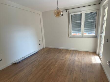 Apartament me qera Komuna e Parisit