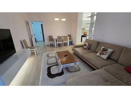 In affitto appartamento 2+1 al 9° piano vicino alla statua di Skenderbej 1.200 € /Mese