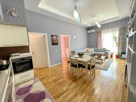 SHITET Apartament 2+1 me Verande tek Fresku (Thesari)!!