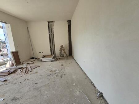 Ish Tregu Elektrik----Rruga Ali Visha---Apartament per shitje