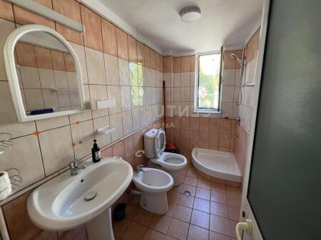 Jepet me qira apartament 2+1, rruga Mine Peza