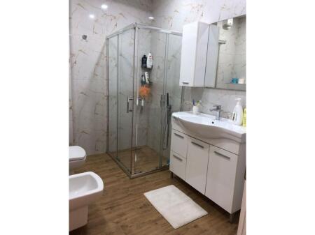 Appartamento 2+1+2 bagni in vendita a Fresk, Tirana