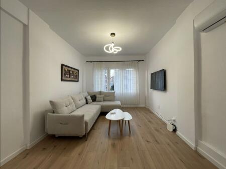 Apartament 1+1 qe perdoret dhe si 2+1 per qira, Bllok