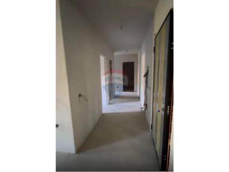 Shitet Apartament 2+1+2 pranë rrethit të Shkozës