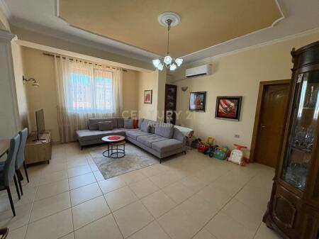 Jepet me qira Apartament 2+1 te Shkolla e Kuqe!!!