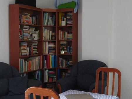 Ne zonen e Liqenit te Thate,Rr.Peti jepet me qera apartament 1+1,i mobiluar 520Euro