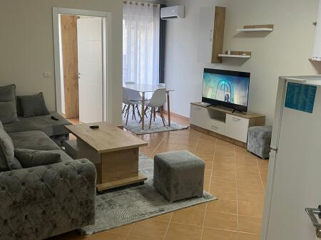 Ne zonen e Yzberishtit,pas Kompleksit Grand Gallery jepet me qera apartament 2+1,e mobiluar 450 Euro