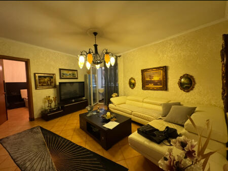 Affittiamo 1+1 in Via Elbasani