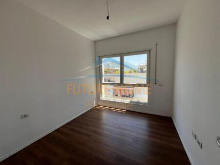 Disponojme apartament 2+1+2 per shitje me vendodhje tek Rruga e Barrikadave.