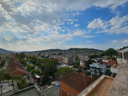 Apartament me qira 2+1 me verandë – Kombinat, Tiranë