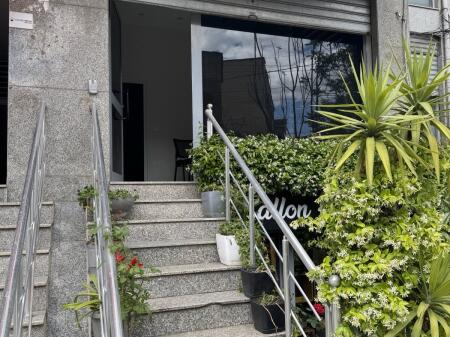 Jepet me qira ambient biznesi në qendër të Tiranës – Rruga Jeronim de Rada (pranë qendres tregtare Toptani)
