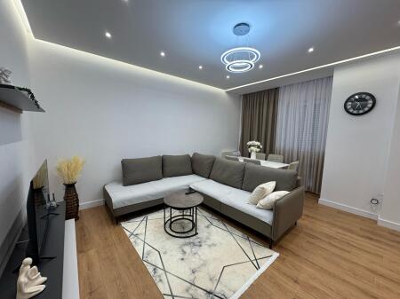 🏡 Jepet me Qira Apartament 2+1 me Parkim – Zona 5 Maji, Tiranë  📍 Lokacioni: Zona 5 Maji, një nga zonat  në zhvillim të Tiranës 🏢 Kati: 7 🏗️ Pallat i Ri me ashensor 📐 Tipologjia:  • 2 Dhoma Gjumi  • Sallon + Kuzhinë e përbashkët  • 1 Banjo  • 1 Ballkon 🚗 Përfshihet vend parkimi  💶 Çmimi Mujor: 800€  ✅ Apartamenti është i mobiluar, ndriçim natyral shumë i mirë, organizim funksional i hapësirës dhe ndodhet në një zonë të aksesueshme me të gjitha shërbimet pranë: markete, farmaci, shkolla etj.  📞 Për më shumë informacion ose për të organizuar një vizitë, kontaktoni në