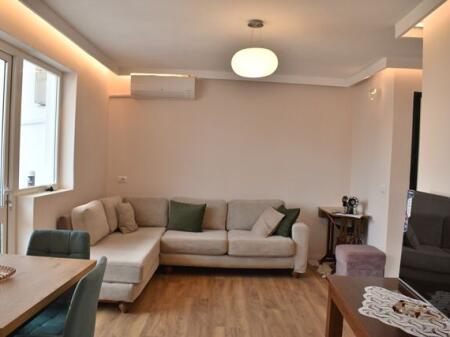 Mine Peza Street, near the Tirana Prosecutor's Office, a 1+1 furnished apartment is for rent. 650 Euro