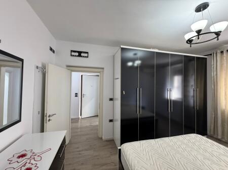 Shitet apartament 2+1 tek Komuna e Parisit