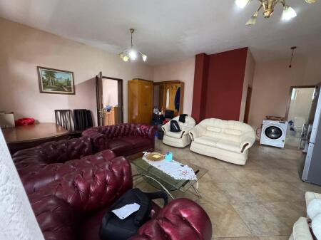 Shitet apartament 2+1  Kati 3 godine private (Kati fundit )  Shitet e mobiluar  Siperfaqe totale 125 m2  Siperfaqe neto 109.9 m2  Cmimi 140 milion leke  Alidem prane Tregut te ri elektrik