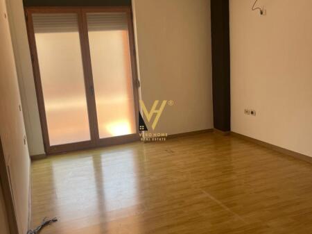 JEPET AMBIENT KOMERCIAL 220 M2 ME QERA NE MYSLYM SHYR 1.100 EURO