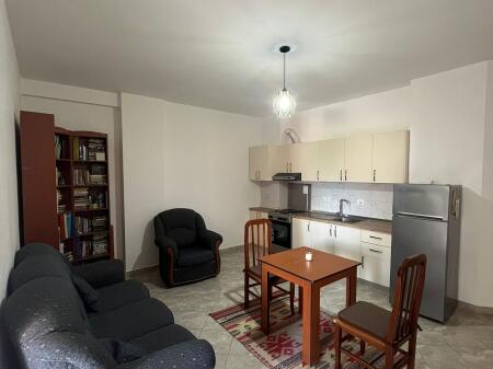 Nella zona di Liqeni i Thate, Rr. Peti, si affitta un appartamento 1+1 arredato, 48.000 Leke