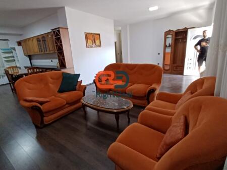 Ne Fresk, Jepet Me Qira Apartament 1+1, Me Planimetri Te Rregullt Dhe Hapesira Te Bollshme!!