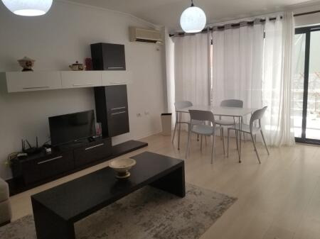 Apartament 2+1 me Qira – Bllok pranë Kafe Roma