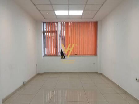 AMBIENT 30 M2 ME QIRA TE RRUGA E DIBRES 30.000 LEKE