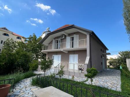 Villa comoda in affitto ad Ali Demi, ideale per la vita familiare