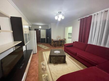 🏢Ne zonen e Xhamllikut,pak minuta larg Pasticeri Tito,jepet me qera apartament 1+1,i mobiluar.450 Euro