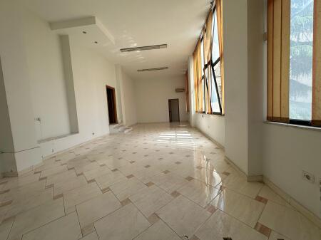 ZYRE ME QERA 230 M2 PAZARI I RI 1.900 EURO