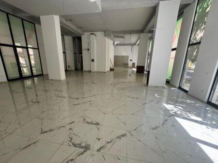 Negozio (locale commerciale) di 170 m2 in affitto vicino a Irfan Tomini