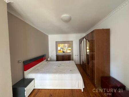 PRANE RRUGES SE KOSOVAREVE JAPIM ME QIRA APARTAMENT 2+1+2