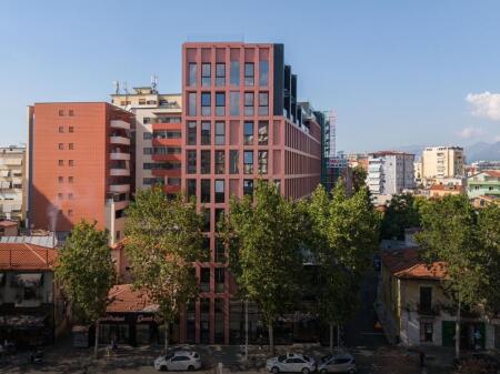 ZYRE ME QERA 266.4 M2 RRUGA E KAVAJES 8000 EURO