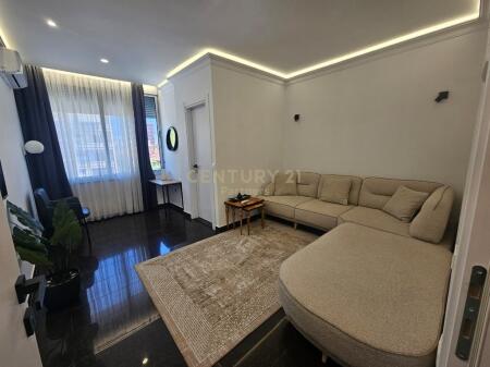 Apartament 2+1 me 3 banjo, kuzhinë të veçantë – Shumë afër qendrës, Rruga Siri Kodra! 1,000 € /muaj