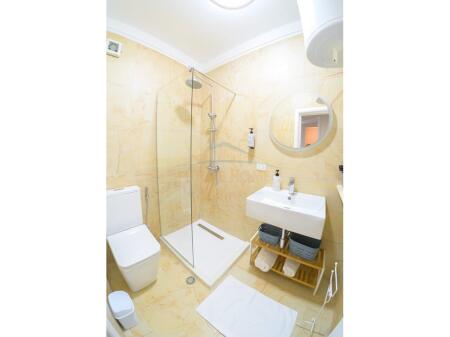 Qira, Apartament 2+1+2, Rruga e Barrikadave, Tiranë. 