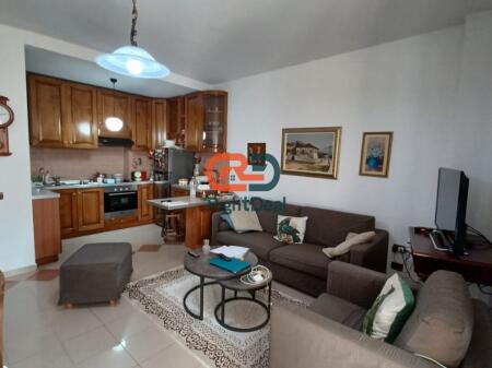 Prane Shkolles Se Kuqe, Shitet Apartament 2+1, Me Planimetri Te Rregullt Dhe Lokacion Perfekt!!