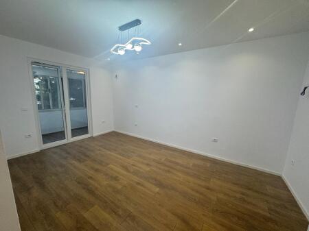 We rent an empty 2+1+2 apartment for offices at Myslym Shyri