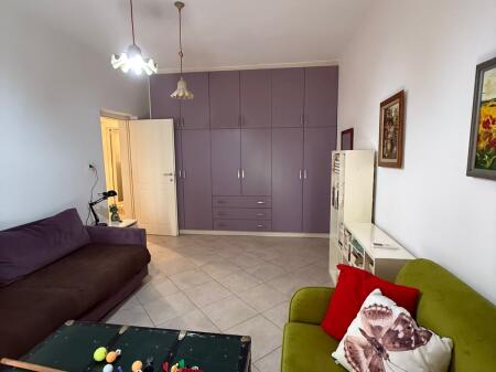 Affittasi appartamento 1+1 + angolo cottura separato + balcone vicino al Bar Sanremo in Myslym Shyr.  
