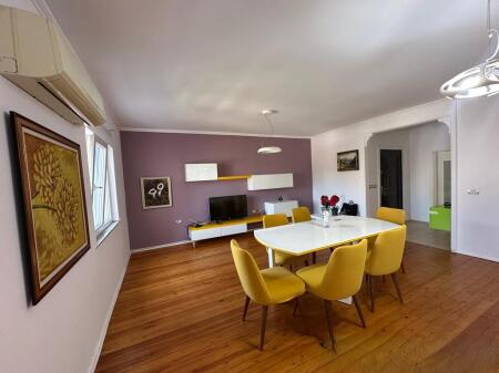 PRANE RRUGES SE KOSOVAREVE JAPIM ME QIRA APARTAMENT 2+1+2