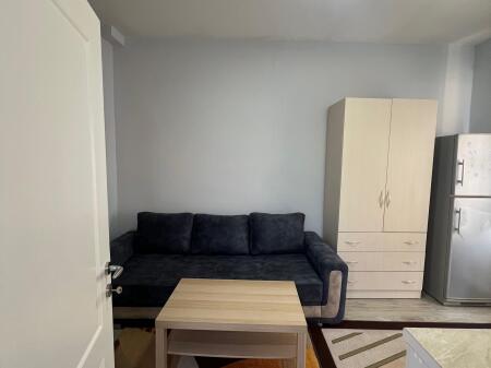 JEPET ME QIRA GARSONIERE 🏢KATI I 3 NE VILE PRIVATE 📍RRUGA DRITAN HOXHA/ISH FUSHA E AVIACIONIT 💶 ÇMIMI :25.000 LEKE/MUAJ *VETEM PER 1 VAJZE!