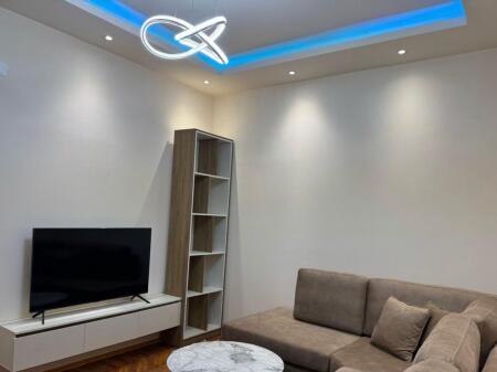 Jepet me qera Apartamenti 1+1, Rruga e Dibres prane Argjendari Niko 600 mije leke 
