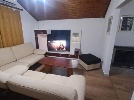 Jepet me qera apartamenti 1+1 prane hotel mondial , 21 dhjetori Cmimi: 480 mije leke
