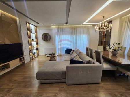 Appartamento 3+1+2 con veranda al Lago di Tirana!
