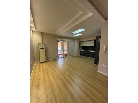Shitet Apartament 2+1+Post Parkimi, Kinostudio