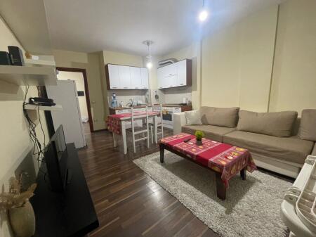 Ne zonen e Liqenit te Thate,Rr.Hamdi Sina jepet me qera apartament 1+1,i mobiluar.50,000Leke