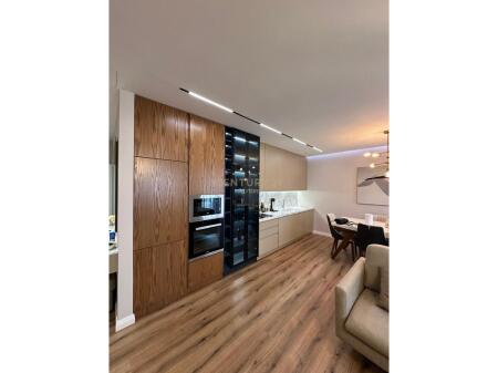 Jepet me qira Apartament 3+2+1 në Astir !
