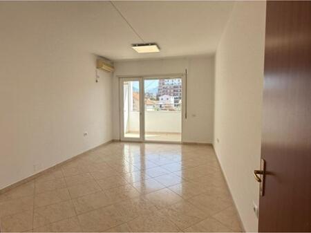 Jepet me Qira Apartament 2+1+2 në Rrugën Siri Kodra 530581005-7