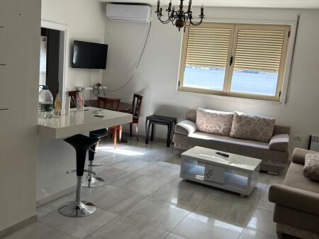 Jepet  me qera  apartament  1+1 perballe Kristal Center
