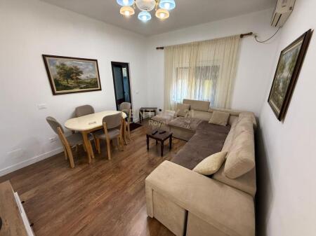 JEPET ME QIRA APARTAMENT PRANE KOMISARIATIT NR.3 RRUGA MINE PEZA