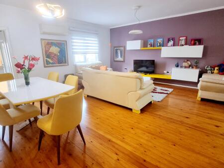 Jepet super apartament 2+1+2 rruges se Kosovareve!