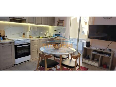 jepet me qera apartament 2+1+Ballkon Kati 3 (Rruga Mine Peza, Prane Kafe Flora)