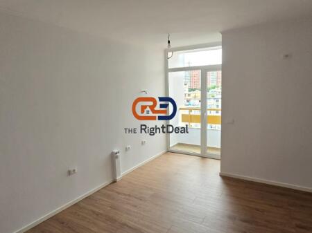 Tek Pallati Me Shigjeta, Shitet Apartament 1+1, Me Orientim Perfekt!!
